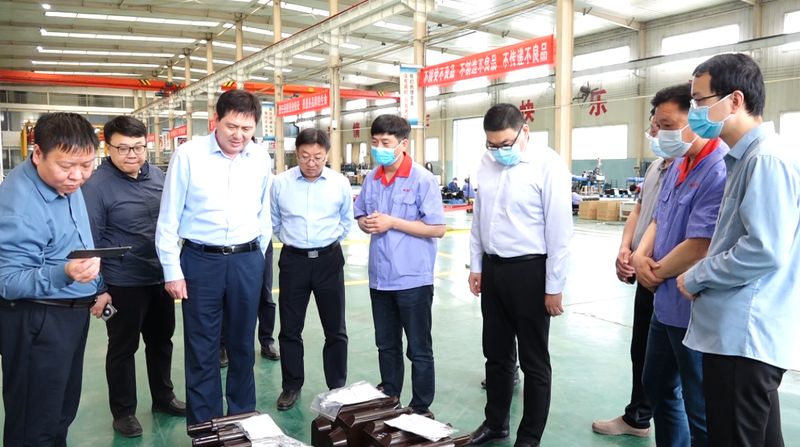 新乡市工信局局长杜家武、获嘉县人民政府县长杨新意来河南澳美电气有限公司调研“专精特新”企业。